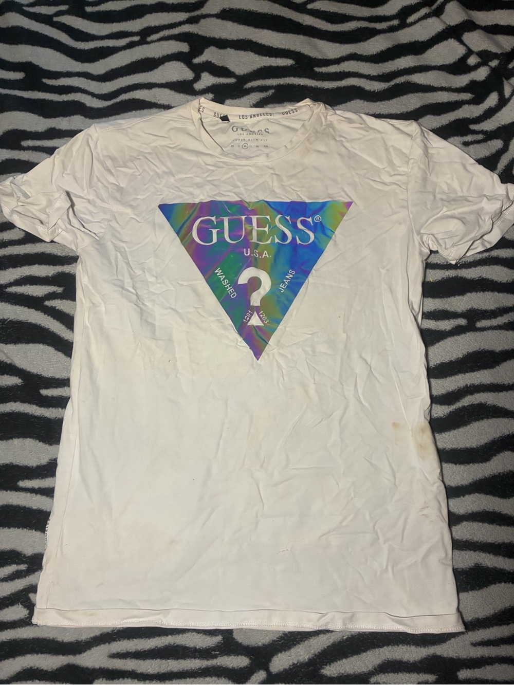 ⭒ guess tshirt with iridescent triangle logo